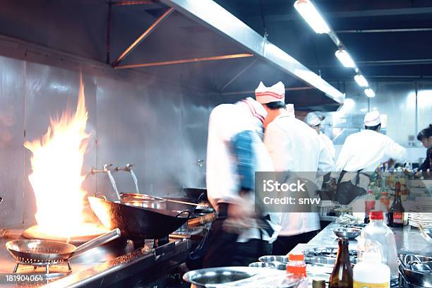 Foto de Chefs De Movimento De Uma Cozinha De Restaurante e mais fotos de stock de Cozinha comercial - Cozinha comercial, Lotado, Ocupado