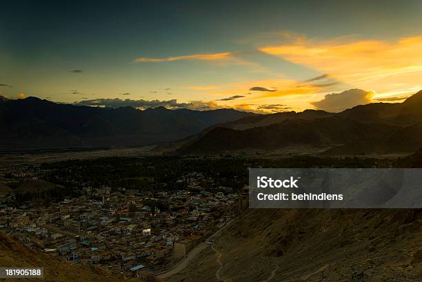 Photo libre de droit de Coucher De Soleil Vue De Dessus De Leh banque d'images et plus d'images libres de droit de Arbre - Arbre, Aride, Asie