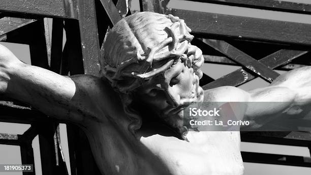 Primo Piano Di Statua Di Gesù Cristo Sulla Croce - Fotografie stock e altre immagini di A forma di croce - A forma di croce, Busto - Scultura, Cadavere