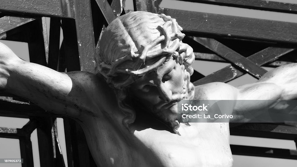 Zbliżenie Statua Jezus Chrystus na Krzyż - Zbiór zdjęć royalty-free (Ból)