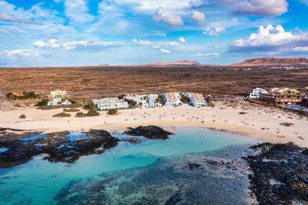 vue sur la belle plage de playa chica, el cotillo, fuerteventura, îles canaries, espagne. plage de sable blanc et eau bleu turquoise plage de la concha à el cotillo, fuerteventura, îles canaries - cotillo fuerteventura spain tourism photos et images de collection