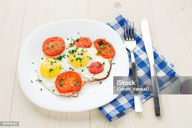 Jajko Sadzone Na Tarczy - zdjęcia stockowe i więcej obrazów Biały - Biały, Cholesterol, Fotografika