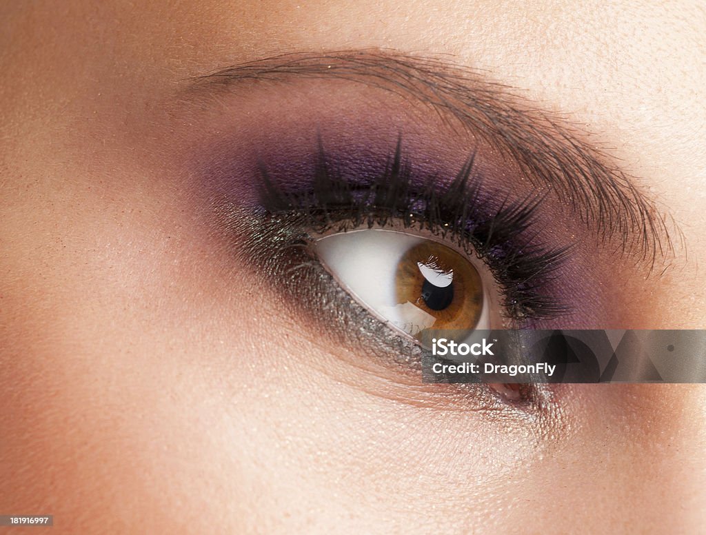 Женщина с макияжа глаз - Стоковые фото 20-24 года роялти-фри