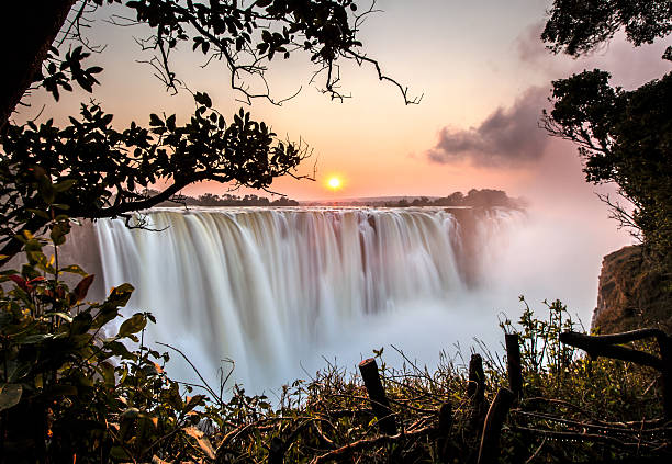 cataratas de victoria sunrise - zimbabue fotografías e imágenes de stock