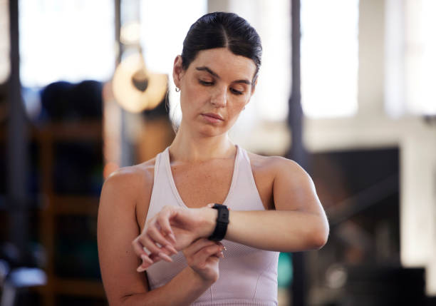 Fitness, smartwatch and woman in gym for training, workout or exercise results, monitor or progress update, Check, timer and goals of athlete or sports person with technology for health and wellness fitness, reloj inteligente y mujer en el gimnasio para entrenamiento, resultados de entrenamiento o ejercicio, monitor o actualización de progreso, verificación, temporizador y objetivos de atleta o deportista con tecnología para la salud y el bienestar