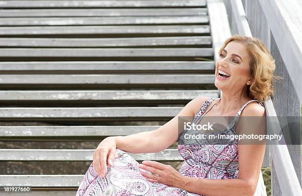 座っている美しい女性ステアズと笑う屋外 - 中年の女性のストックフォトや画像を多数ご用意 - 中年の女性, 春, 1人