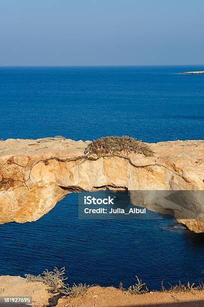 Ponte Natural Sobre O Mar - Fotografias de stock e mais imagens de Ao Ar Livre - Ao Ar Livre, Arco Natural, Azul