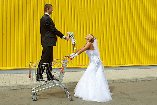 le marié et la mariée jouant avec un panier de supermarché - wedding bride buying caucasian photos et images de collection
