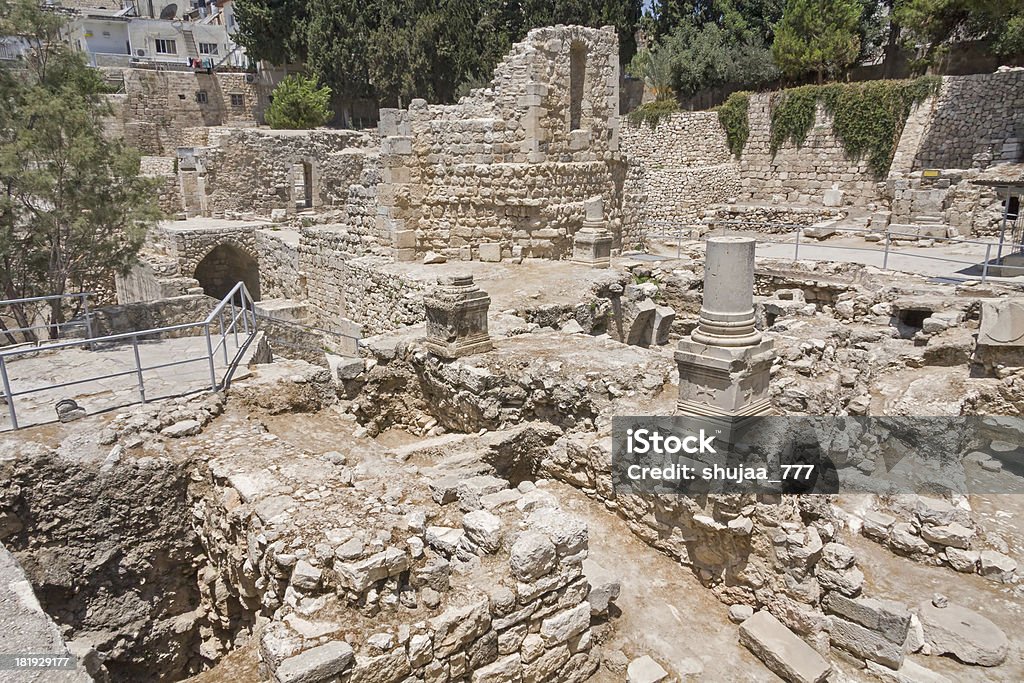 Antigas ruínas piscina de Bethesda.  Cidade Velha, em Jerusalém, Israel. - Foto de stock de Parede royalty-free