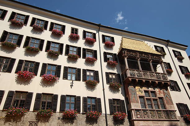 telhado de ouro, goldenes dachl, centro da cidade histórica, innsbruck - annsäule - fotografias e filmes do acervo