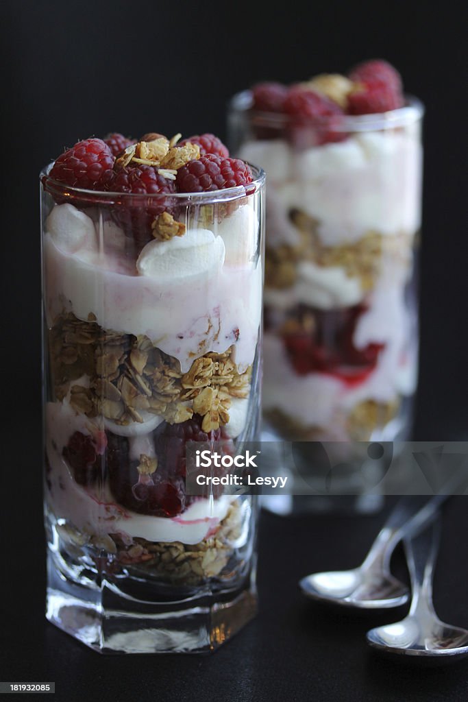 Dessert aux framboises et du gruau de maïs (grits). - Photo de Aliment libre de droits