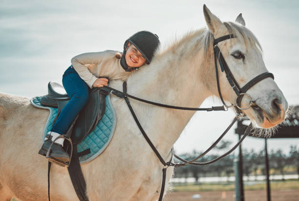승마, 젊은 승마, 시골에서 동물을 탄 소녀의 초상화. 농장, 여름 및 말은 스포츠를 위해 타는 법을 배우는 행복한 아이 미소와 함께 농장 들판에서 야외 훈련을 합니다. - horse child animal feeding 뉴스 사진 이미지
