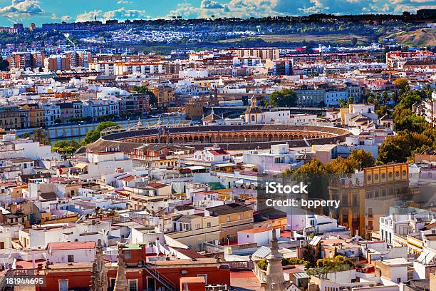 Widok Na Miasto Bull Ring Z Giralda Tower Katedra Najświętszej Marii Panny W Sewilli W Hiszpanii - zdjęcia stockowe i więcej obrazów Andaluzja