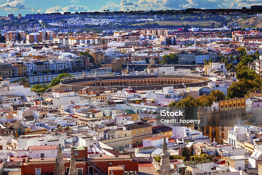 Vista para a cidade, Arena de Touros da Torre de Giralda Catedral de Sevilha, Espanha - Foto de stock de Andaluzia royalty-free