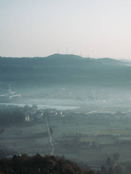コナトリーサイドの霧の朝 - conutryside ストック�フォトと画像