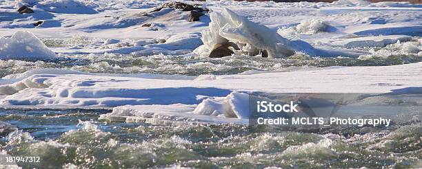 Fiume Yellowstone Ghiaccio - Fotografie stock e altre immagini di Acqua fluente - Acqua fluente, Ambientazione esterna, Composizione orizzontale