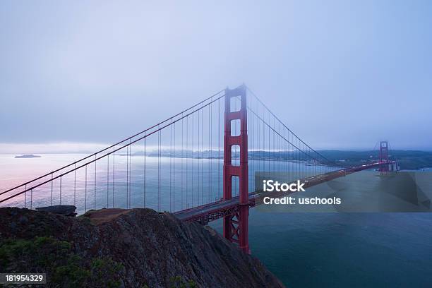 Il Golden Gate Bridge Nella Nebbia Alba - Fotografie stock e altre immagini di Acciaio - Acciaio, Ambientazione esterna, Architettura