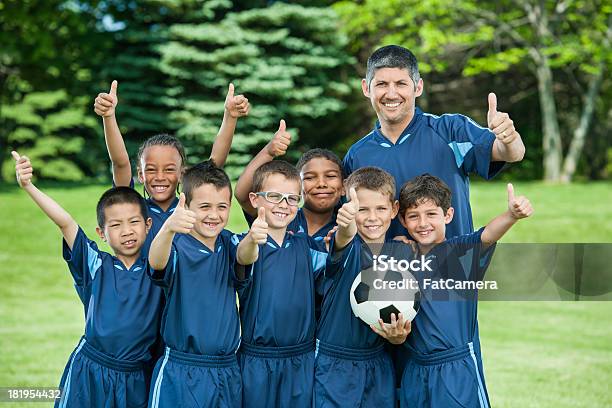 Boys Equipo De Fútbol Foto de stock y más banco de imágenes de Foto de equipo deportivo - Foto de equipo deportivo, Niño, Deporte