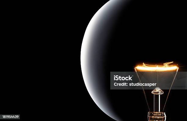 電球にブラック - 立つのストックフォトや画像を多数ご用意 - 立つ, 電灯, 創造性