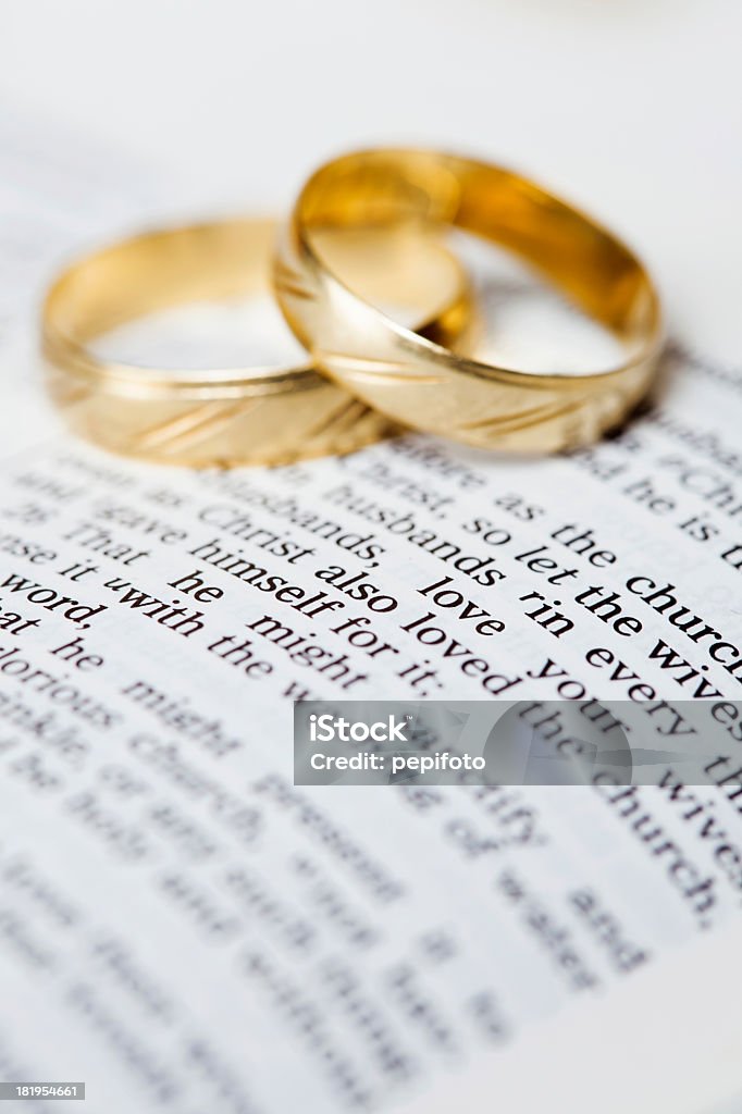 Bandas de casamento de ouro colocados um rei James versão Bíblia - Royalty-free Acordo Foto de stock