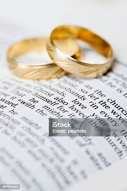 Bandas De Casamento De Ouro Colocados Um Rei James Versão Bíblia - Fotografias de stock e mais imagens de Acordo