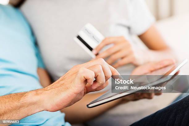 Para Przy Użyciu Cyfrowego Tabletu I Karty Kredytowej - zdjęcia stockowe i więcej obrazów 20-29 lat