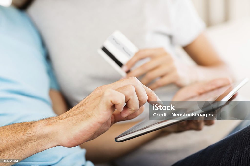 Пара с помощью цифрового планшета и кредитная карта - Стоковые фото 20-29 лет роялти-фри