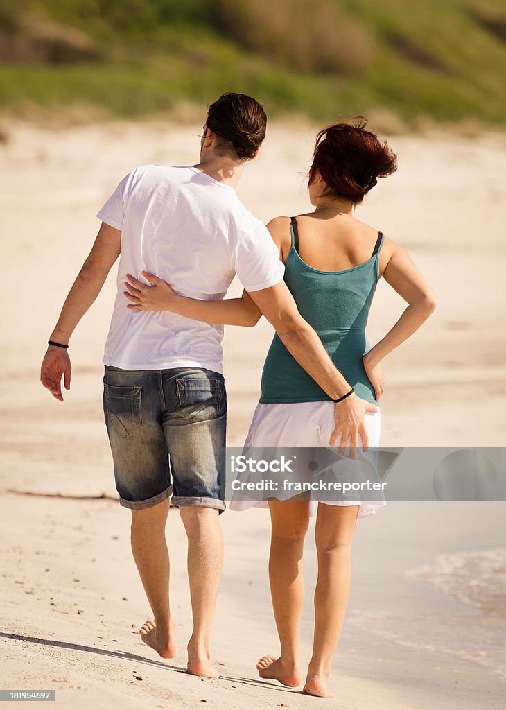 다인종 커플입니다 걷기 해변 및 만짐 맞접합 (butt Splice) - 로열티 프리 2명 스톡 사진