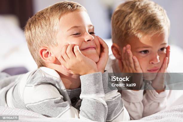 Dos Niños Lying On Bed Foto de stock y más banco de imágenes de Familia con dos hijos - Familia con dos hijos, Hora de dormir, 4-5 años