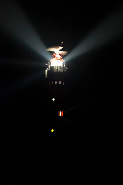 phare dans la nuit - dark light beam beacon projection photos et images de collection