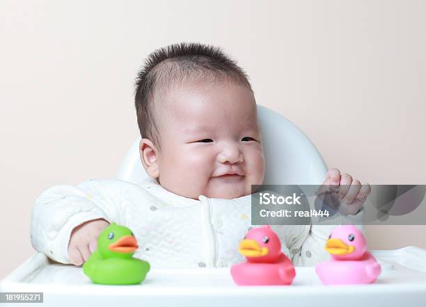 Bebé E Pato - Fotografias de stock e mais imagens de 12-15 Meses - 12-15 Meses, 6-11 meses, Alegria