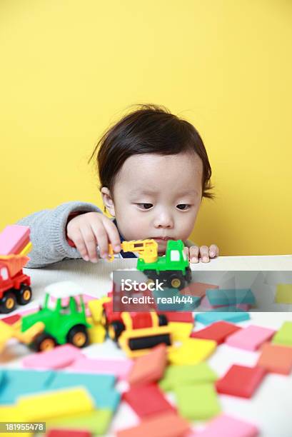 Süßes Baby Spielen Mit Spielzeug Stockfoto und mehr Bilder von 12-17 Monate - 12-17 Monate, 12-23 Monate, Asiatischer und Indischer Abstammung