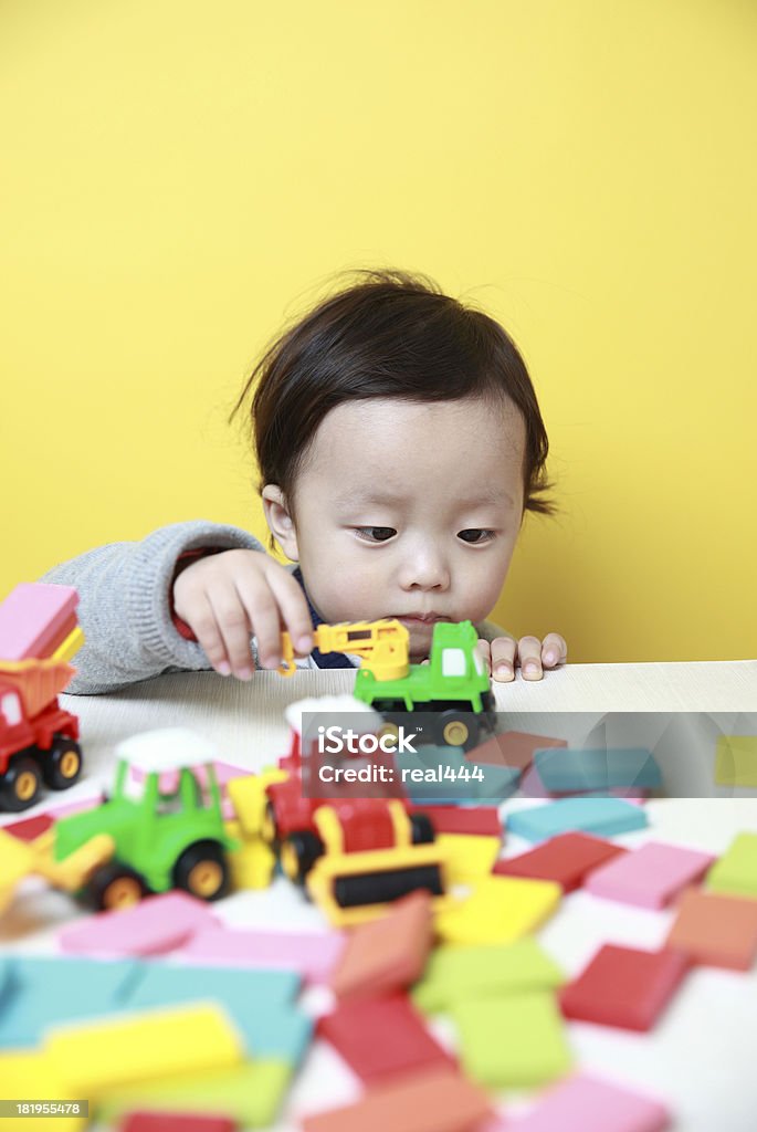 Linda bebé juegan con juguetes - Foto de stock de 12-17 meses libre de derechos