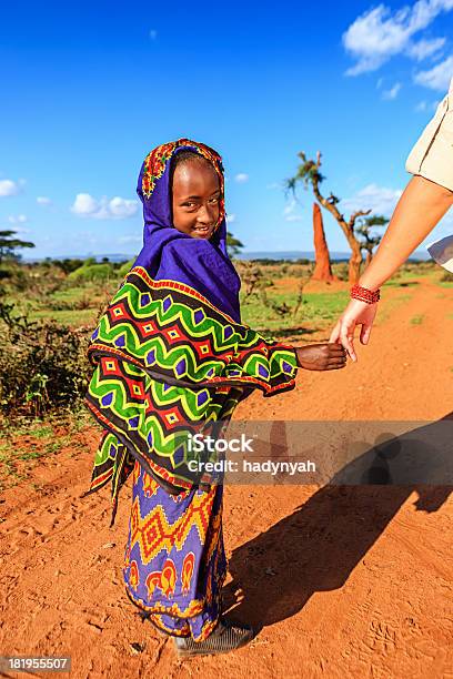 Черный И Белый Держаться За Руки — стоковые фотографии и другие картинки Африка - Африка, Волонтёр, Африканская этническая группа