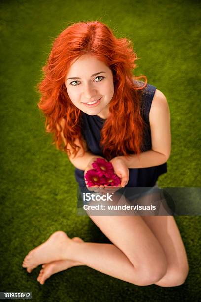 Menina Com Cabelo Ruivo Segurando Gerbera Flores No Parque - Fotografias de stock e mais imagens de Adolescente