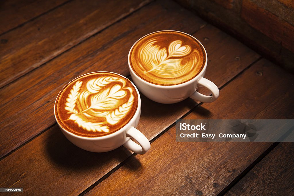 Arte de un café con leche, café en el escritorio de madera como fondo. - Foto de stock de Adicción libre de derechos
