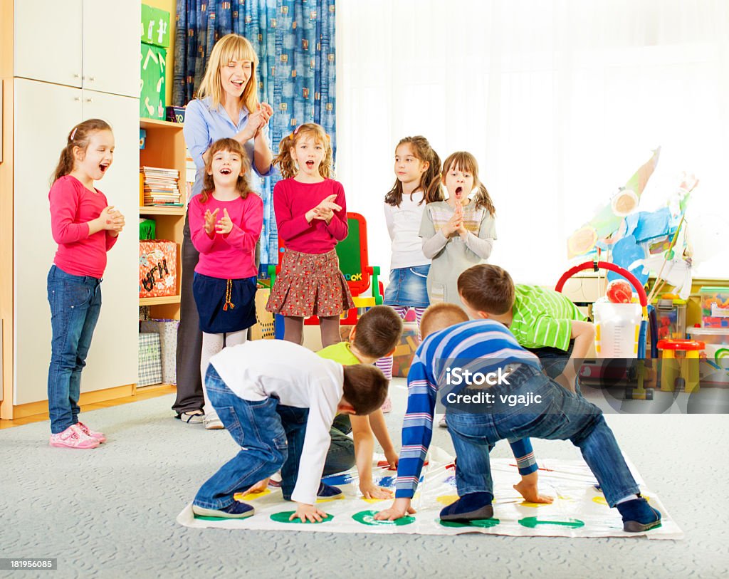 Crianças brincando no jogo. - Foto de stock de 6-7 Anos royalty-free