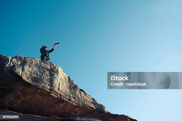 Geschäftsmann Blick In Die Zukunft Mit Teleskop Stockfoto und mehr Bilder von Anzug - Anzug, Betrachtung, Blau