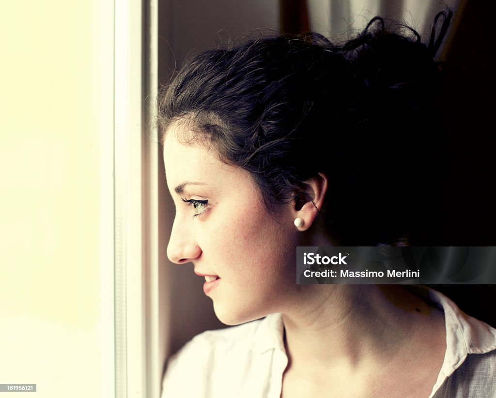 Teenager Blick durchs Fenster - Lizenzfrei 16-17 Jahre Stock-Foto