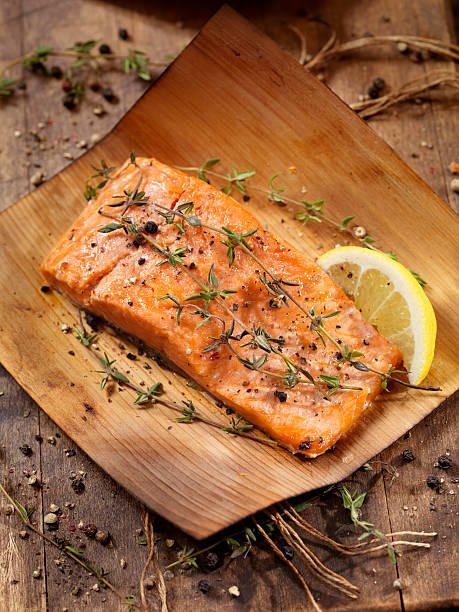 cedar envueltos salmón - baked salmon fotografías e imágenes de stock