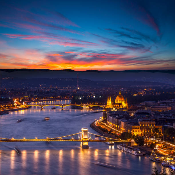 donau in budapest bei nacht - chain bridge budapest night bridge stock-fotos und bilder