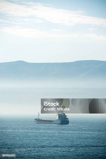 Buque De Carga En Vacío Foto de stock y más banco de imágenes de Actividad - Actividad, Agua, Aire libre