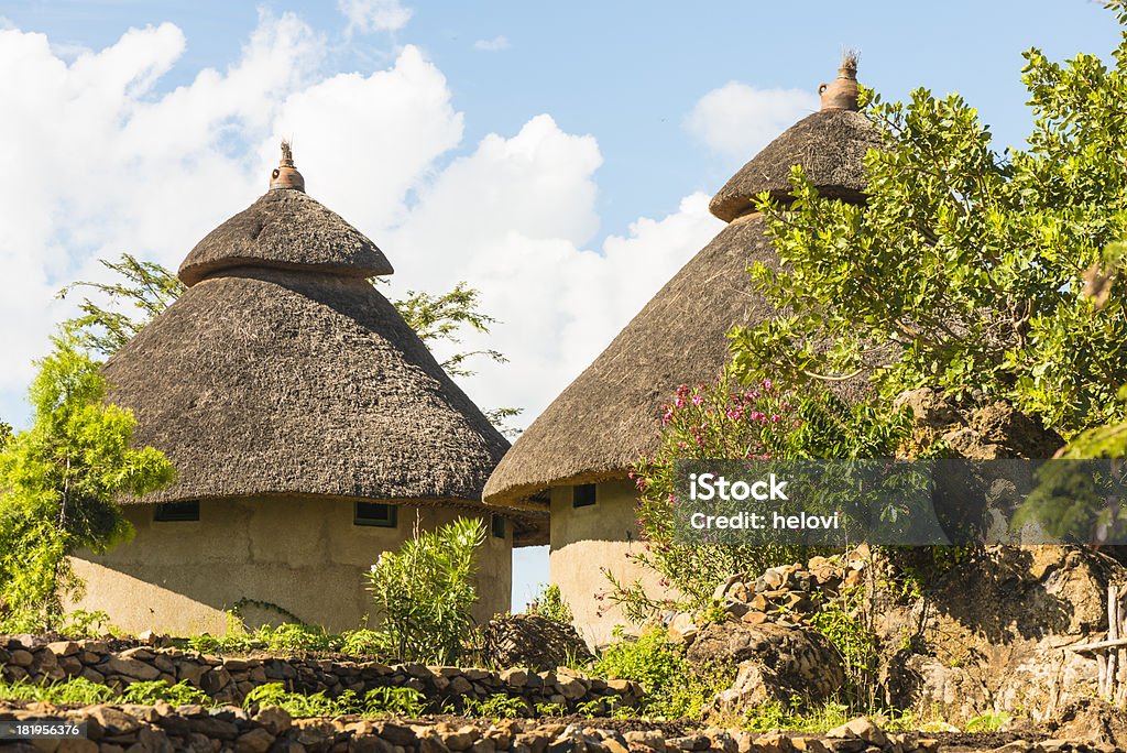 Konso cabanas na grama - Foto de stock de Aldeia royalty-free