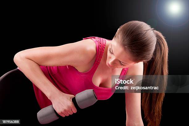 Portret Fitness Kobieta Ćwiczenia Z Hantlami - zdjęcia stockowe i więcej obrazów 20-24 lata - 20-24 lata, 20-29 lat, Aktywny tryb życia