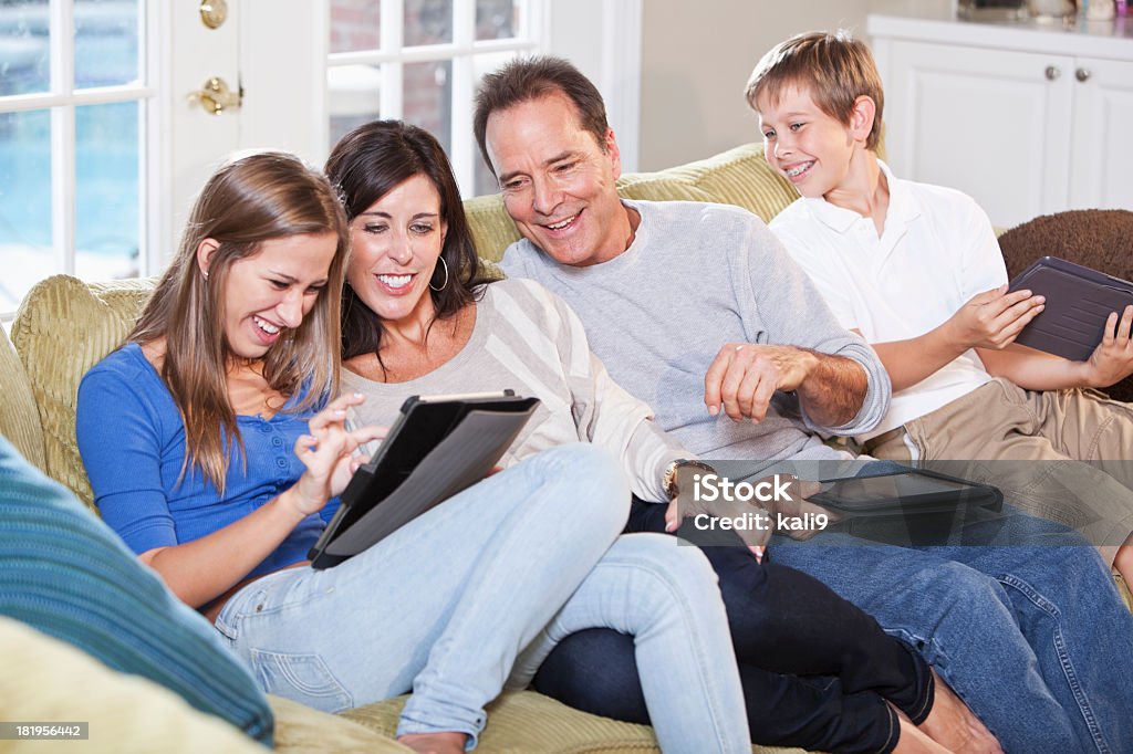 Familie auf Sofa mit digitalen Tablet - Lizenzfrei Beide Elternteile Stock-Foto