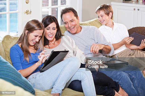 Familie Auf Sofa Mit Digitalen Tablet Stockfoto und mehr Bilder von Beide Elternteile - Beide Elternteile, In den Fünfzigern, Jugendalter