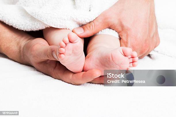 Ojciec Ręce Trzymając Dziecko Stóp Piękny Miękki I Małe - zdjęcia stockowe i więcej obrazów 0 - 11 miesięcy