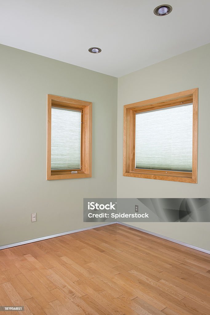 Camera con due finestra - Foto stock royalty-free di Ambientazione interna