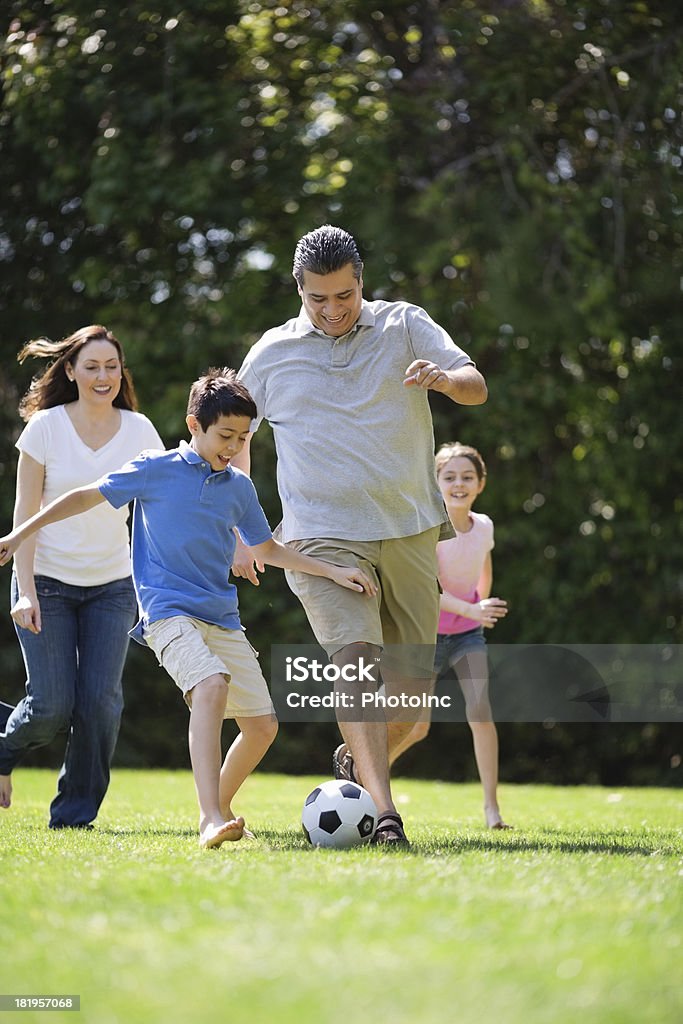 Família Jogando futebol no parque - Royalty-free Família Foto de stock