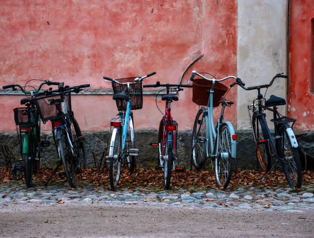 bicicletas alineadas en la isla de suomenlinna, helsinki, finlandia - suomenlinna fotografías e imágenes de stock